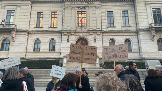 Ils veulent être consultés sur la fusion Oullins-Pierre-Bénite : une centaine de riverains manifestent