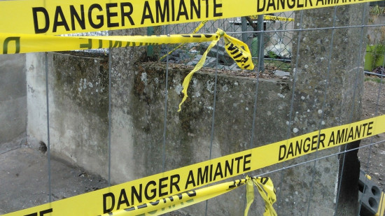 Rhône : deux tonnes de matériaux amiantés découvert en pleine nature