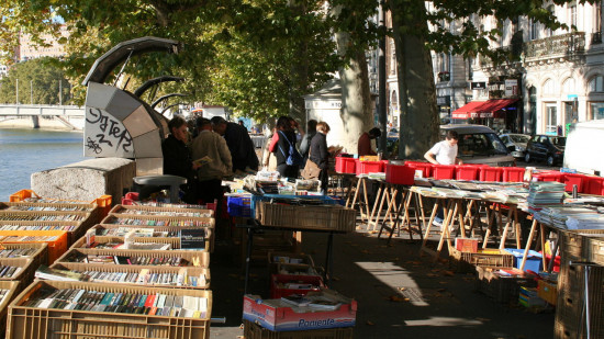Bouquinistes en danger à Lyon ? La mairie officialise la fin du stationnement sauvage le long du quai