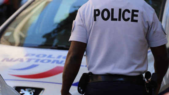 Lyon : une collégienne prend un homme de petite taille en photo dans la rue, il sort un couteau