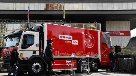 La Métropole de Lyon fait verdir sa flotte avec sa première benne à ordure ménagère électrique