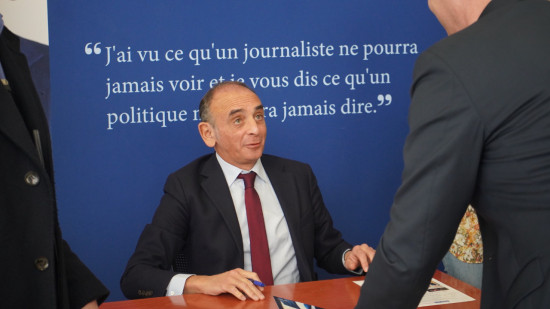 Villeurbanne : Eric Zemmour remercie la préfecture et ses "mesures efficaces", 200 opposants manifestent contre sa venue Villeurbanne : Eric Zemmour remercie la préfecture et ses "mesures efficaces", 200 opposants manifestent contre sa venue