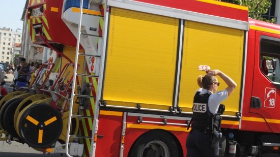 Rillieux-la-Pape : des émeutiers mettent le feu à une caméra, le sinistre détruit 250 m2 de la cantine d’une école Rillieux-la-Pape : des émeutiers mettent le feu à une caméra, le sinistre détruit 250 m2 de la cantine d’une école
