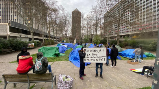 Le collectif Soutien / Migrants Croix-Rousse se rassemble ce lundi devant la Métropole de Lyon