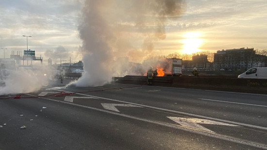 Lyon : la M7 bloquée par les opposants à la réforme des retraites, un barrage enflammé installé 