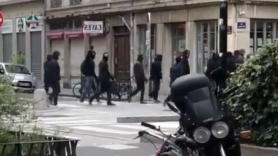 Lyon : nouvelle démonstration de l’ultradroite, des dizaines de personnes cagoulées devant des lycées