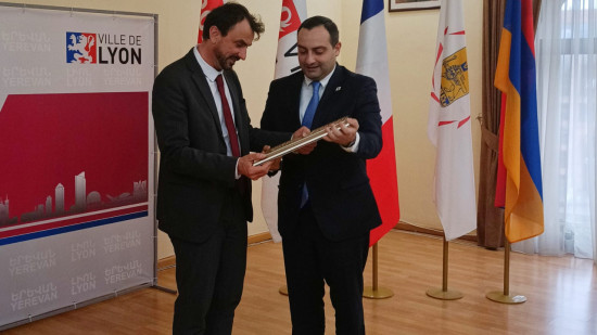 A Erevan, Grégory Doucet veut que Lyon soutienne l'Arménie par des "actes politiques" et des "projets concrets"