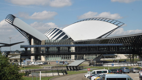 Vols annulés et retards à l’aéroport Lyon-Saint-Exupéry après une coupure d'électricité suspecte Vols annulés et retards à l’aéroport Lyon-Saint-Exupéry après une coupure d'électricité suspecte