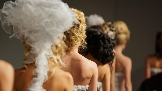 Près de Lyon : un défilé de mode en plein cœur d'un marché aux fleurs