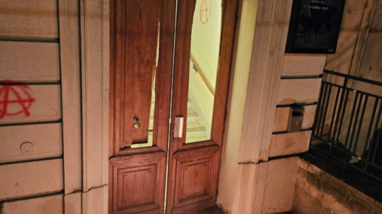 Lyon : la mairie du 1er arrondissement et un poste de police municipale attaqués, des incendies à déplorer - VIDEO