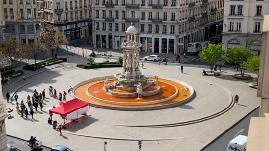 Journée des morts au travail : la CGT transforme la fontaine des Jacobins en mare de sang