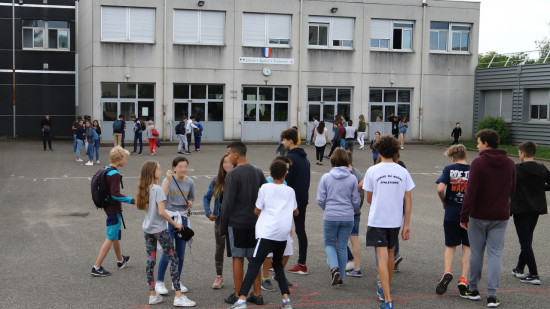 Amourette entre un collégien et une pionne près de Lyon : la surveillante condamnée Amourette entre un collégien et une pionne près de Lyon : la surveillante condamnée