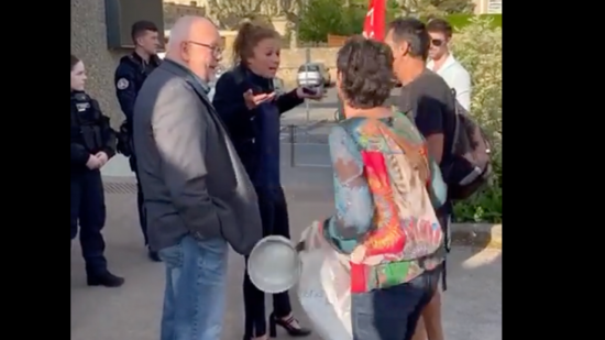 La députée du Rhône Blandine Brocard face à un concert de casseroles : "Aucun dialogue possible" La députée du Rhône Blandine Brocard face à un concert de casseroles : "Aucun dialogue possible"
