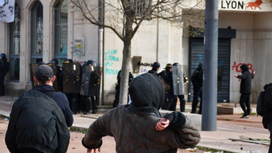 Violences durant les manifs à Lyon : de la relaxe à la prison avec sursis Violences durant les manifs à Lyon : de la relaxe à la prison avec sursis