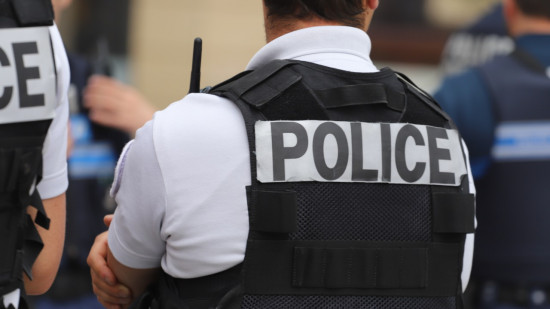 Une voiture force un contrôle routier, un policier hospitalisé à Lyon