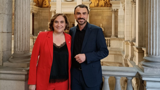 Ada Colau perd la mairie de Barcelone, Grégory Doucet perd une alliée et un modèle