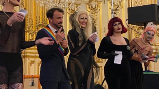 Echarpe arc-en-ciel pour Grégory Doucet au Bal des Fiertés : le maire de Lyon critiqué par son opposition