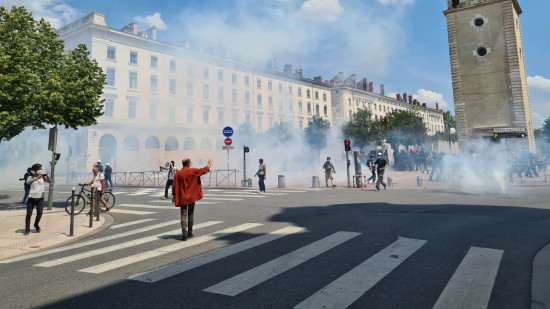 Lyon : entre 8000 et 25 000 manifestants, casseurs et syndicalistes repoussés par les forces de l'ordre