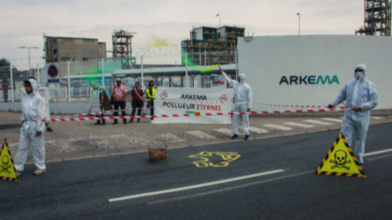 Près de Lyon : rassemblement pour dénoncer "le crime écologique" d’Arkema Près de Lyon : rassemblement pour dénoncer "le crime écologique" d’Arkema