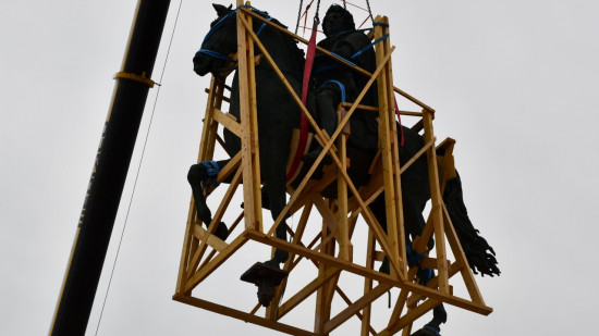 Lyon : la statue Louis XIV a quitté son socle et part en rénovation Lyon : la statue Louis XIV a quitté son socle et part en rénovation