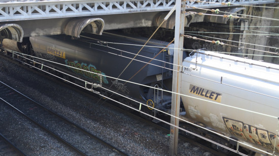 Près de Lyon : ils profitent des émeutes pour piller un train de marchandises Près de Lyon : ils profitent des émeutes pour piller un train de marchandises