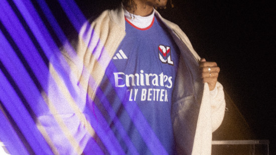 L’ancien logo de l’OL fait son retour sur le maillot extérieur (officiel)