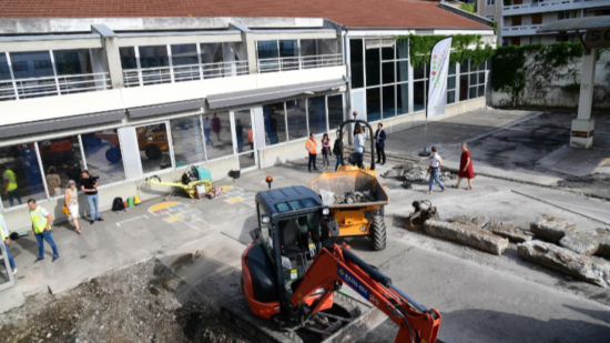 La Ville de Lyon "débitumise" une école primaire du 3e arrondissement La Ville de Lyon "débitumise" une école primaire du 3e arrondissement