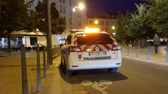 Près de Lyon : les policiers viennent leur demander de faire moins de bruit, le groupe les attaque Près de Lyon : les policiers viennent leur demander de faire moins de bruit, le groupe les attaque