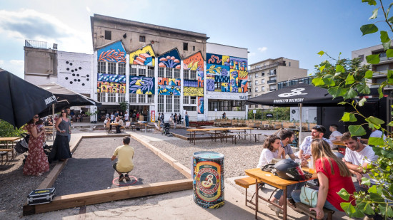 Ce lieu a la plus grande terrasse de Lyon ! Ce lieu a la plus grande terrasse de Lyon !