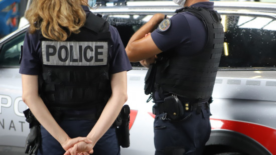 Lyon : il crève des pneus, exhibe un couteau et mord une policière Lyon : il crève des pneus, exhibe un couteau et mord une policière