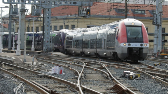 Près de Lyon : elle suit son GPS et sa voiture reste coincée sur des rails