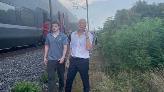 Train en panne pendant 4 heures près de Lyon : un ministre bloqué avec les passagers ! Train en panne pendant 4 heures près de Lyon : un ministre bloqué avec les passagers !