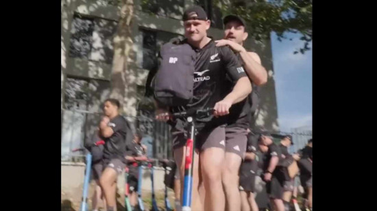 Lyon : les All Blacks s’offrent une virée en trottinette libre-service avant de filer à Paris