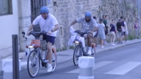 Lyon : deux All-Blacks grimpent la montée de Fourvière à Vélo’V