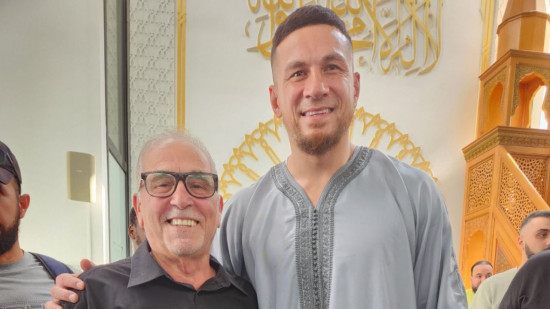 Après la trottinette, le Vélo’V et le maillot de l’OL… Voici un (ex) All-Black à la Mosquée de Lyon