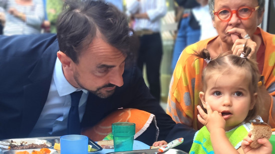 Lyon : Grégory Doucet déjeune à la crèche Boileau pour tester les nouveaux menus "comme à la maison" Lyon : Grégory Doucet déjeune à la crèche Boileau pour tester les nouveaux menus "comme à la maison"