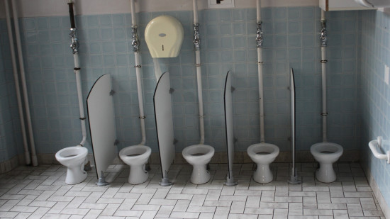 Près de Lyon : une écolière dit avoir été attaquée par un homme aux toilettes Près de Lyon : une écolière dit avoir été attaquée par un homme aux toilettes