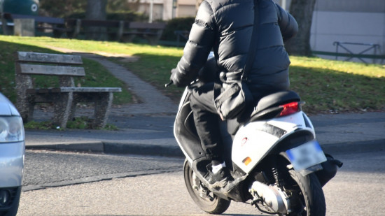 Près de Lyon : sans casque sur son scooter et poursuivi par la police, il se tue en chutant Près de Lyon : sans casque sur son scooter et poursuivi par la police, il se tue en chutant