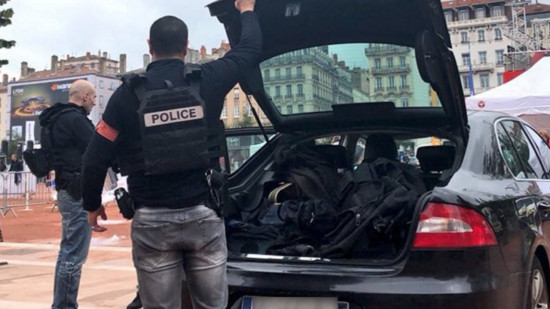 Emeutes à Lyon : les policiers reconnaissent un pilleur, mais attendent octobre pour aller l'arrêter Emeutes à Lyon : les policiers reconnaissent un pilleur, mais attendent octobre pour aller l'arrêter