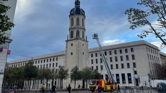 Lyon : pourquoi la grande échelle des pompiers était déployée ce mardi matin à Bellecour ? Lyon : pourquoi la grande échelle des pompiers était déployée ce mardi matin à Bellecour ?