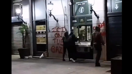 "Ici on tue Gaza" : le Mcdo Bellecour attaqué et dégradé à Lyon