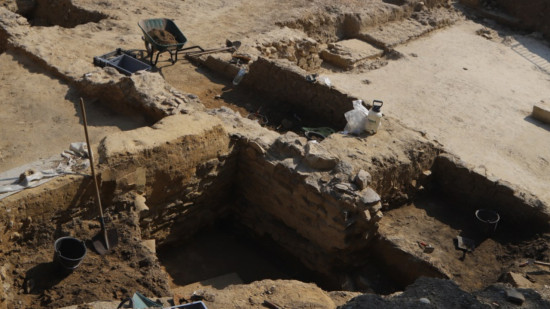 Près de Lyon : le chantier du parking stoppé après la découverte d'un aqueduc romain Près de Lyon : le chantier du parking stoppé après la découverte d'un aqueduc romain