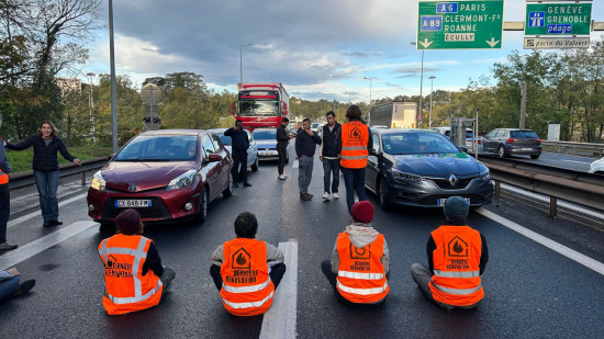 Lyon : la M6 bloquée ce lundi matin par des militants de Dernière Rénovation (VIDEO)