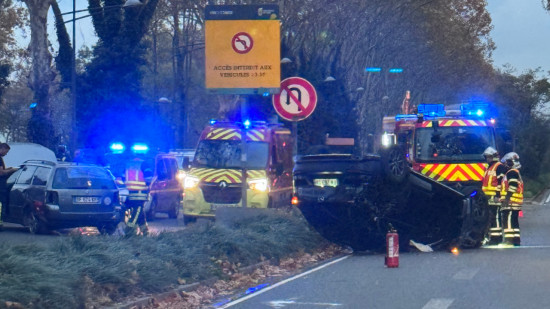 Villeurbanne : une voiture sur le toit boulevard Laurent Bonnevay Villeurbanne : une voiture sur le toit boulevard Laurent Bonnevay