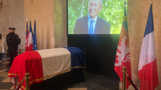 Lyon : le cercueil de Gérard Collomb à l'Hôtel de Ville, les hommages débutent Lyon : le cercueil de Gérard Collomb à l'Hôtel de Ville, les hommages débutent