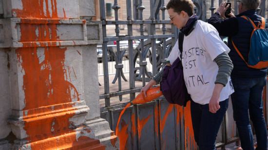 Lyon : trois activistes de Dernière Rénovation jugés pour avoir aspergé la préfecture de peinture orange