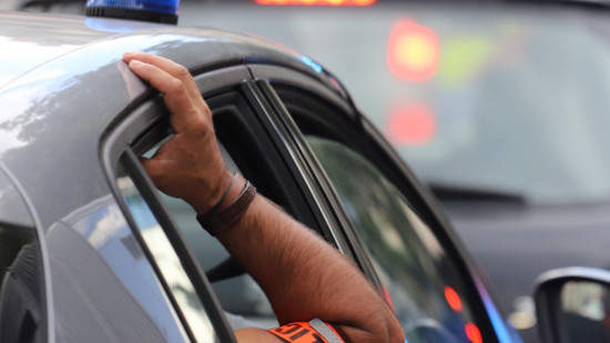 Fusil à pompe, butin à 9000 euros et fuite à trottinette : un tabac-presse braqué à Villeurbanne 