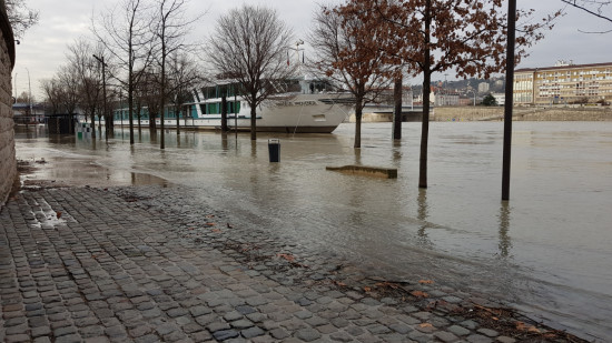 Lyon : les niveaux du Rhône et de la Saône montent, des accès fermés