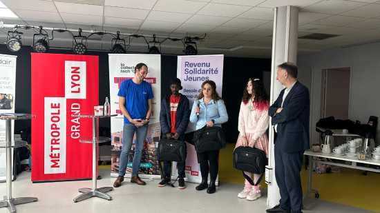 La Métropole de Lyon distribue 200 ordinateurs à des jeunes en difficulté La Métropole de Lyon distribue 200 ordinateurs à des jeunes en difficulté