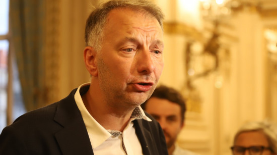 "Ce texte va simplement créer un fossé entre les citoyens" : Bruno Bernard offensif sur la loi Immigration